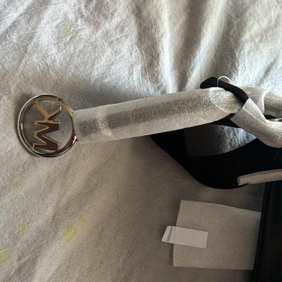 MICHAEL KORS CROSSBODY NWT | Dust Bag and retail store bag included. - Picture 8 of 16